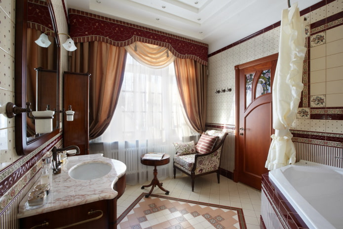 geräumiges Badezimmer mit Fenster
