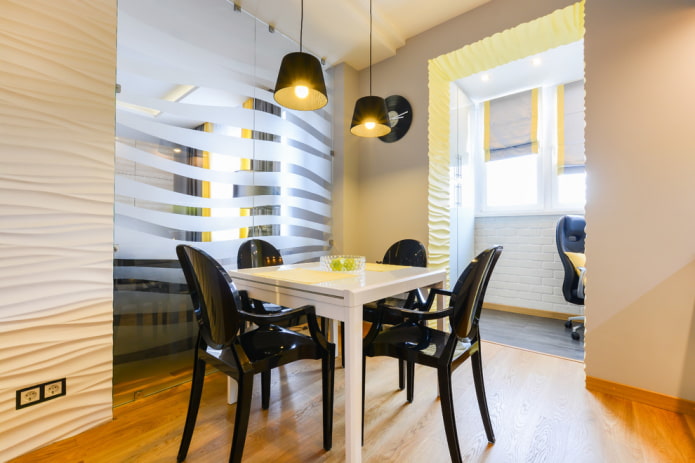 Bogenöffnung verbindet Zimmer mit Balkon