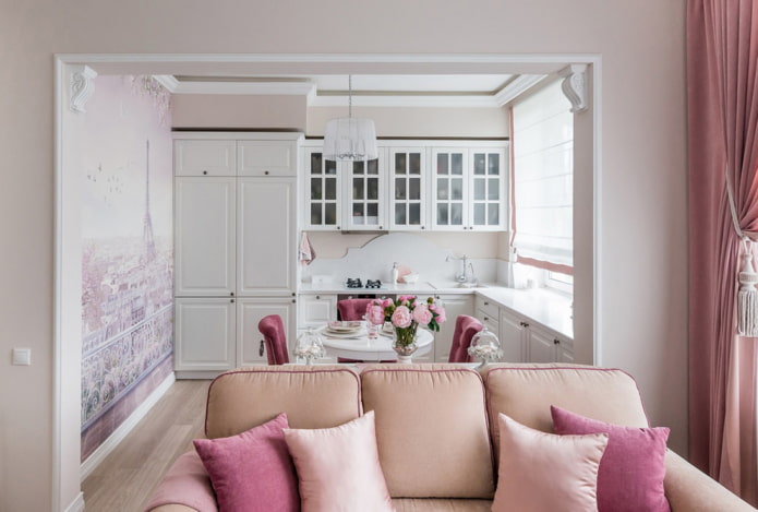 Bögen im Interieur des Wohnzimmers im Provence-Stil