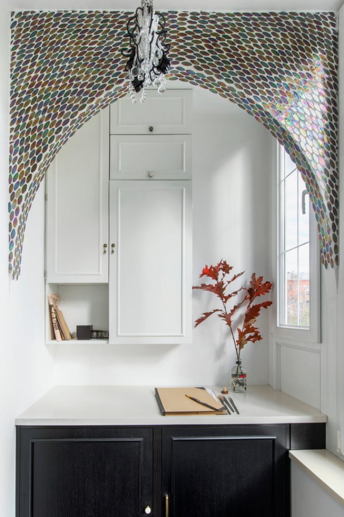 Bogen mit Mosaik verziert