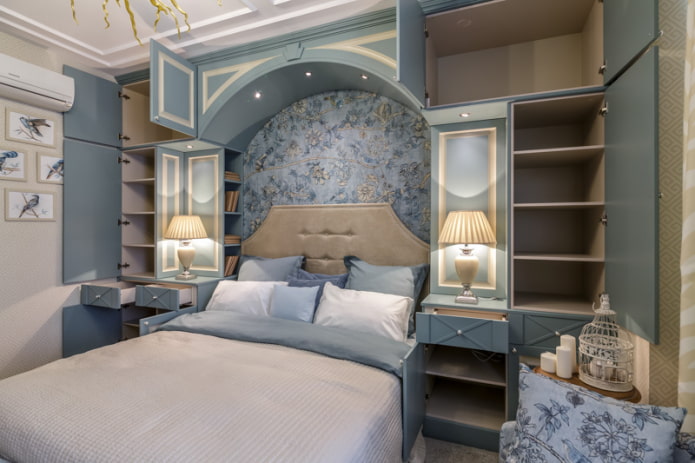 Kleines Schlafzimmer mit einem Bogen am Kopfteil