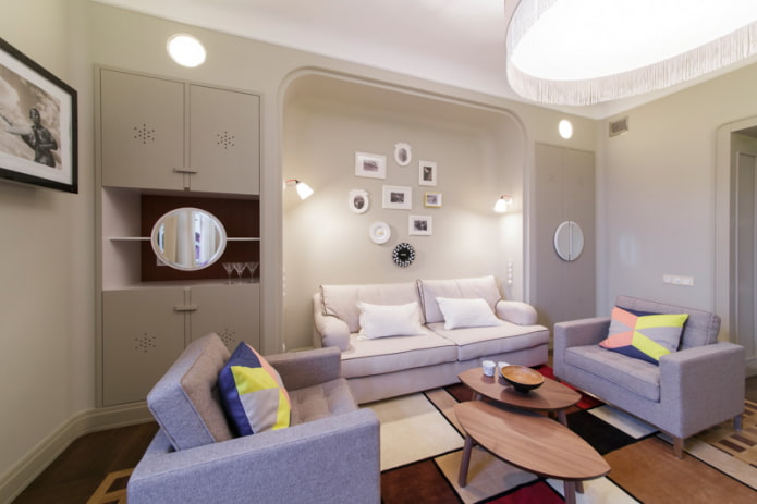 Kleines Wohnzimmer mit einer gewölbten Nische