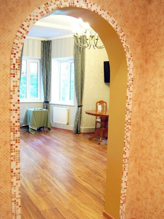Bogen mit Mosaik im Inneren des Flurs