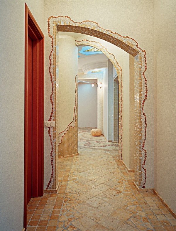 Bogen mit Mosaik im Inneren des Flurs