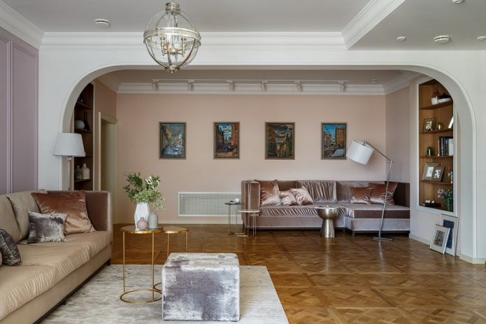 Gewölbte Öffnung, die das Wohnzimmer teilt