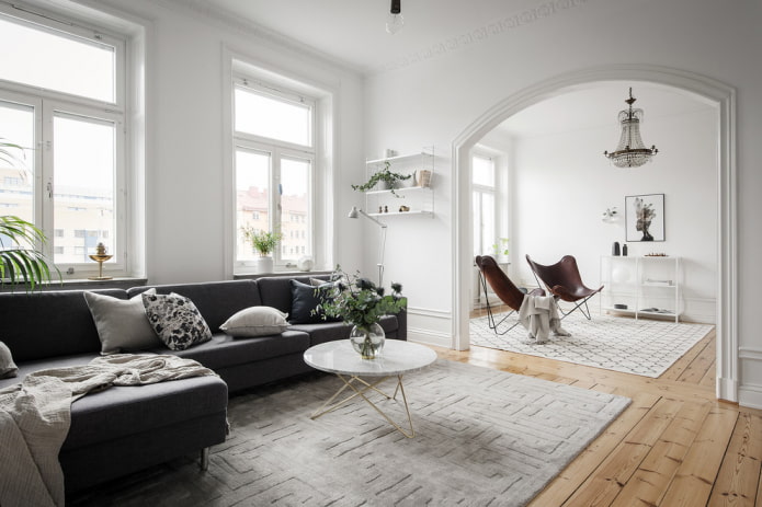 Bogen im Wohnzimmer im skandinavischen Stil