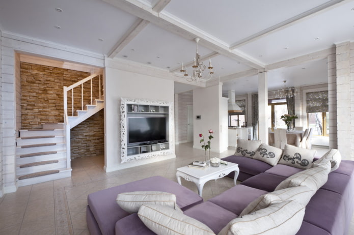 Bögen im Interieur des Wohnzimmers im Provence-Stil