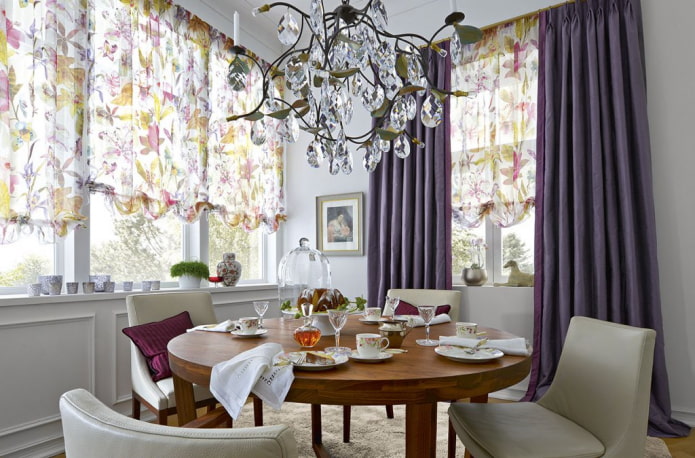 Österreichische Vorhänge mit Blumenmuster