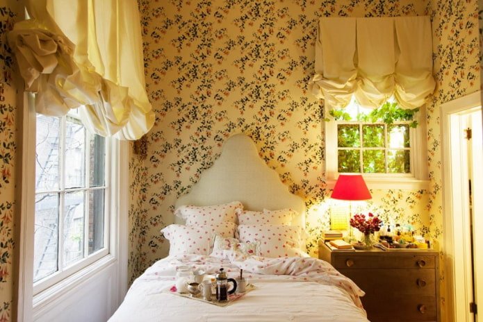 Österreichische Vorhänge im Interieur im Vintage-Stil