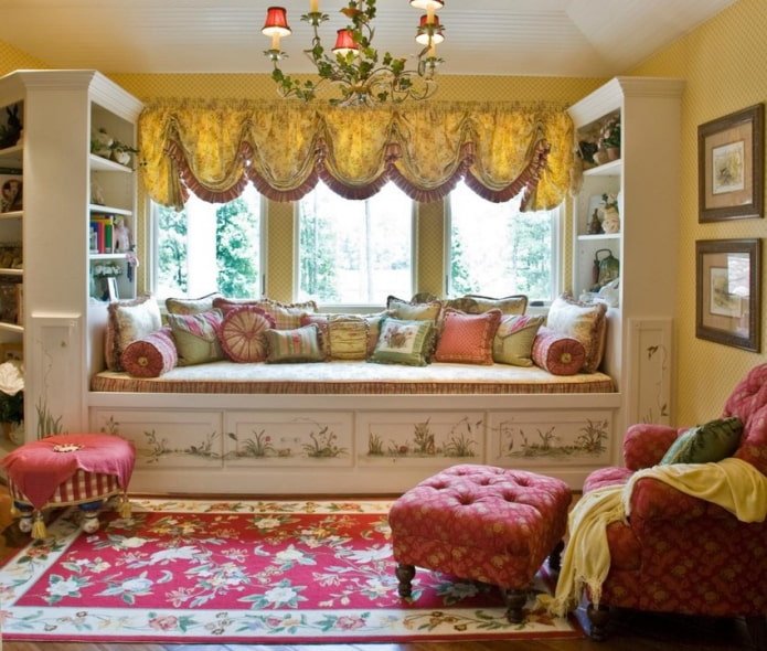 Österreichische Vorhänge im Interieur im Vintage-Stil