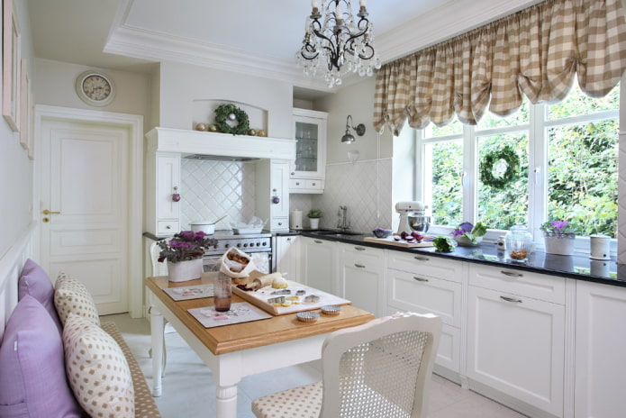 Österreichische Vorhänge im Interieur im Provence-Stil