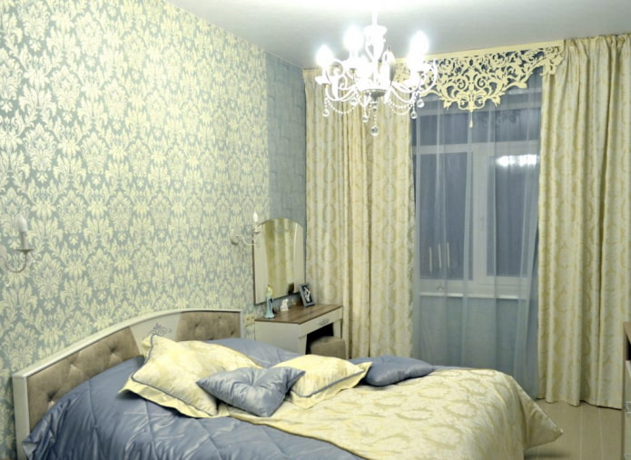 Gemustertes Lambrequin im Schlafzimmer
