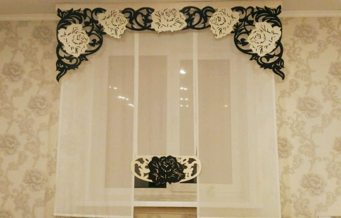 Lambrequin mit Blumen im Innenraum