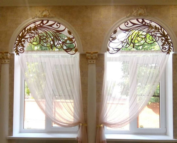 gemusterte Lambrequins für Bogenfenster