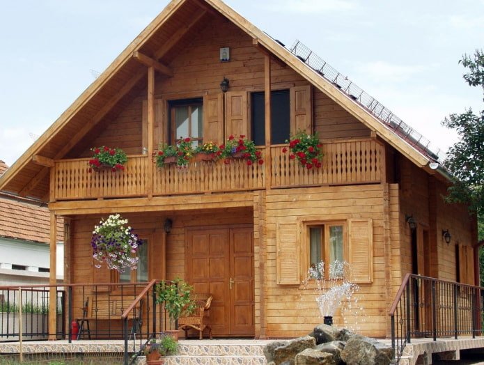 Projekt eines Holzhauses mit Balkon