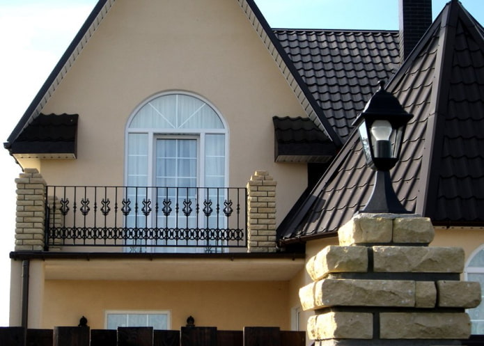 Hausprojekt mit offenem Balkon