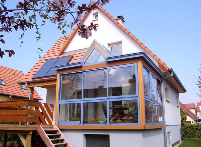 Hausprojekt mit geschlossenem Balkon
