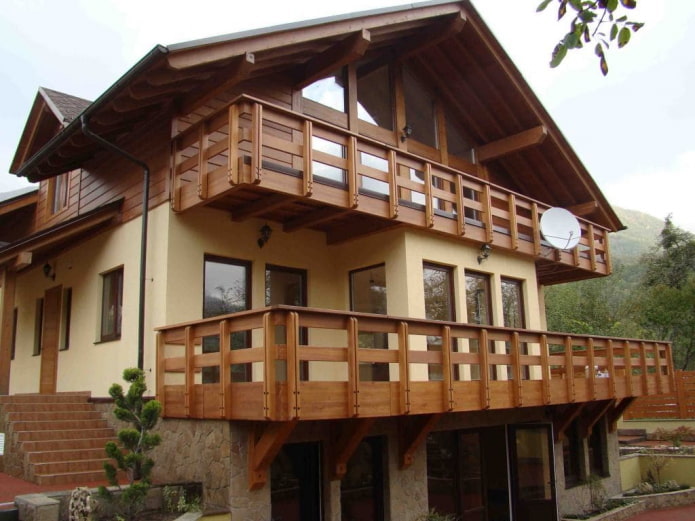 Hausprojekt mit Holzbalkon