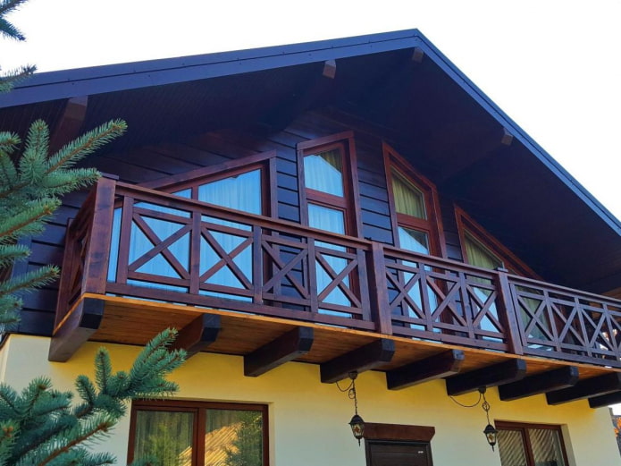 Hausprojekt mit Holzbalkon