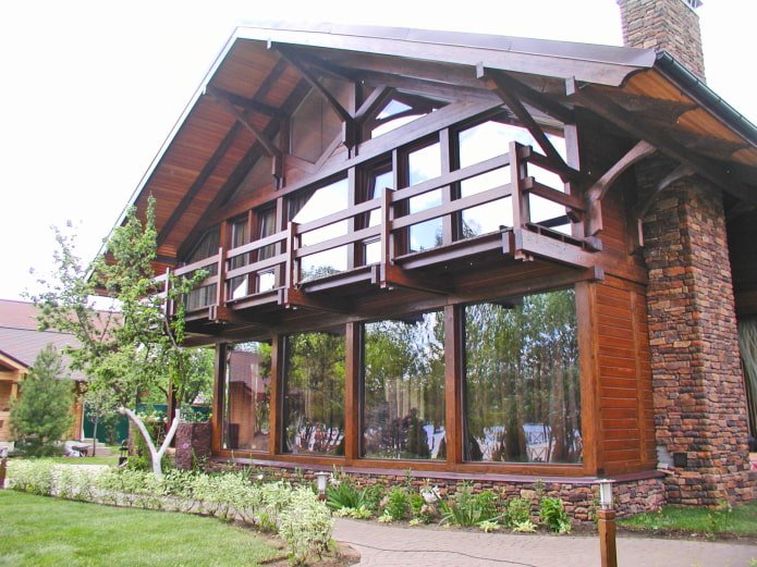 Hausprojekt mit Holzbalkon
