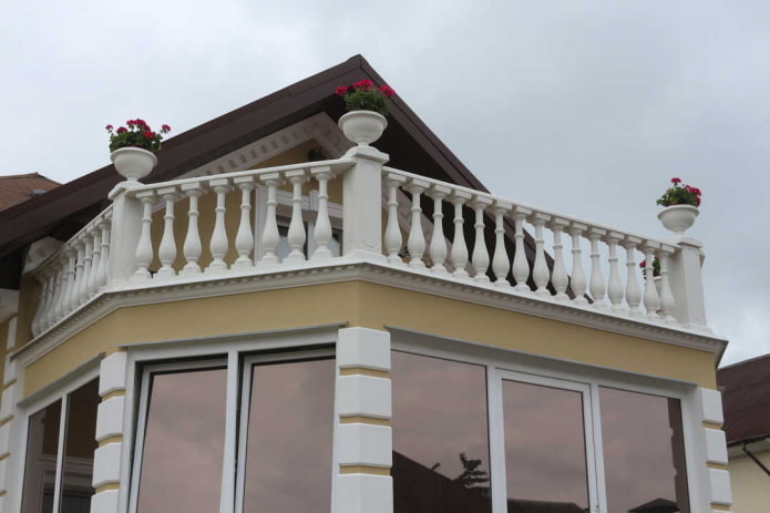 Hausprojekt mit Betonbalkon