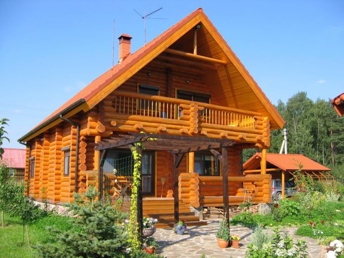 Projekt eines Holzhauses mit Balkon