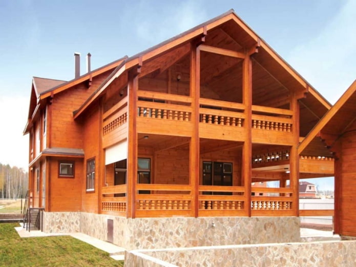 Projekt eines Holzhauses mit Balkon