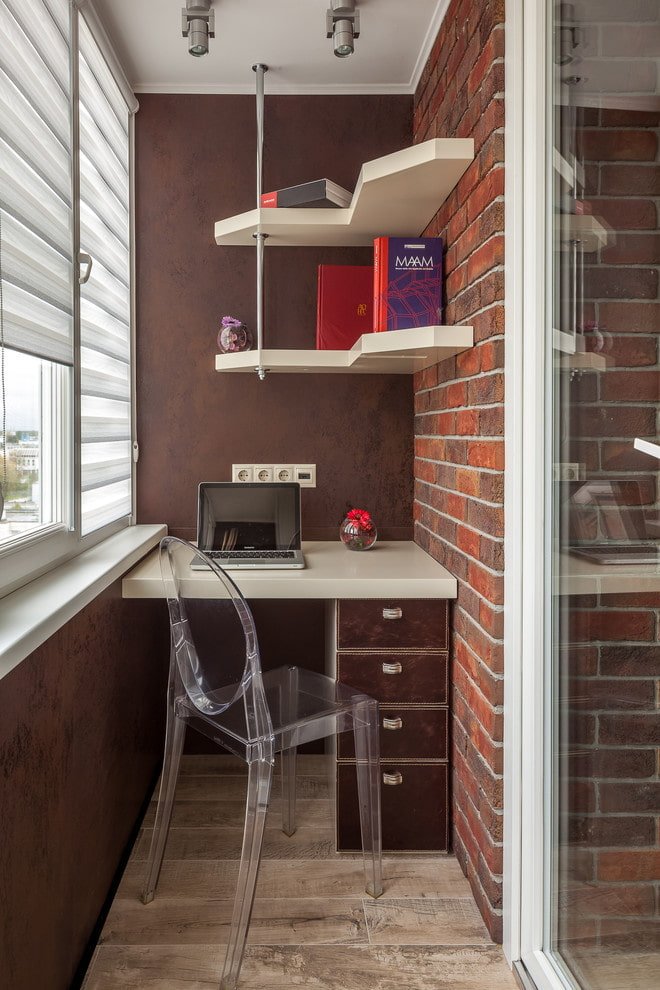Büro auf der Loggia in Chruschtschowka