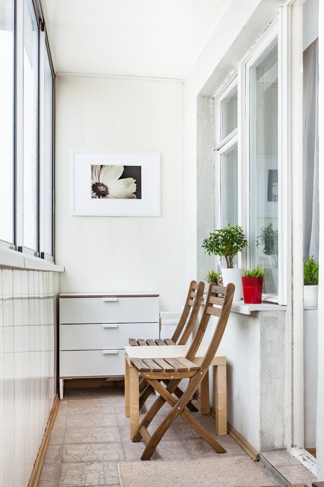 Einrichtung eines Balkons in einer Chruschtschow-Wohnung