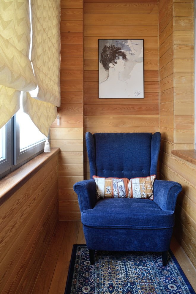 Wanddekoration auf dem Balkon in der Chruschtschowka-Wohnung