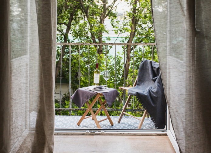 offener Balkon in einer Chruschtschowka-Wohnung