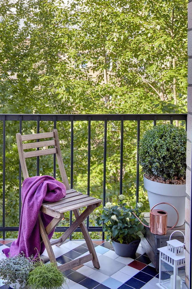 offener Balkon in einer Chruschtschowka-Wohnung
