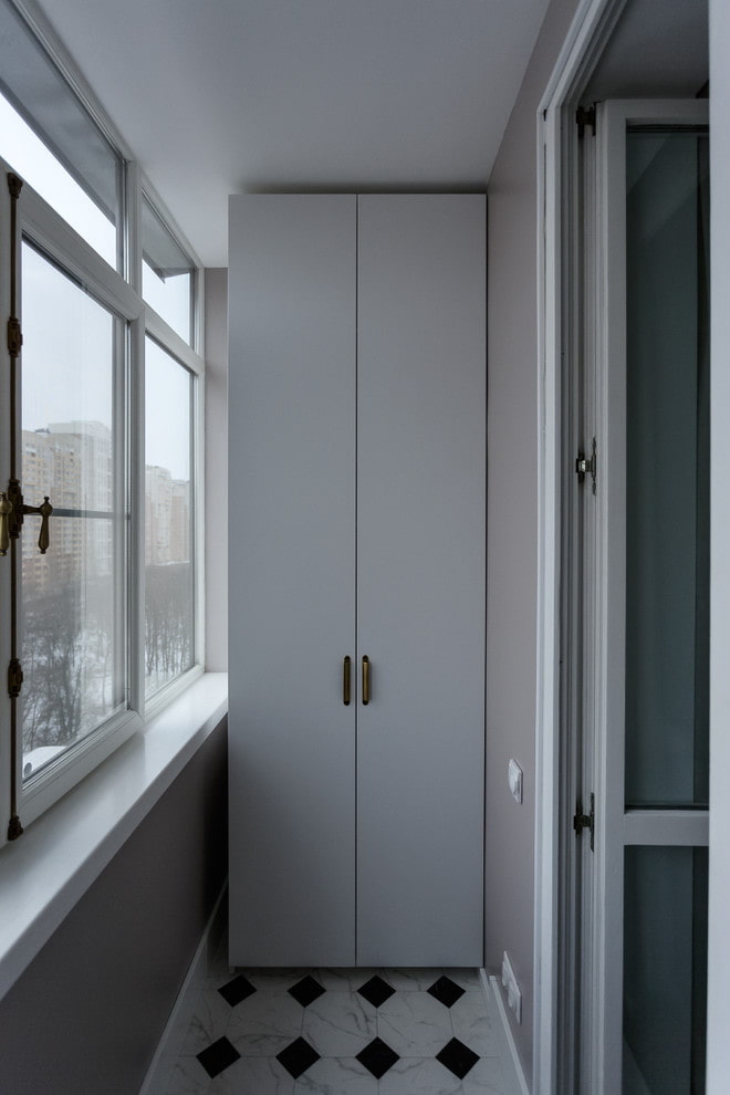 Einrichtung eines Balkons in einer Chruschtschow-Wohnung
