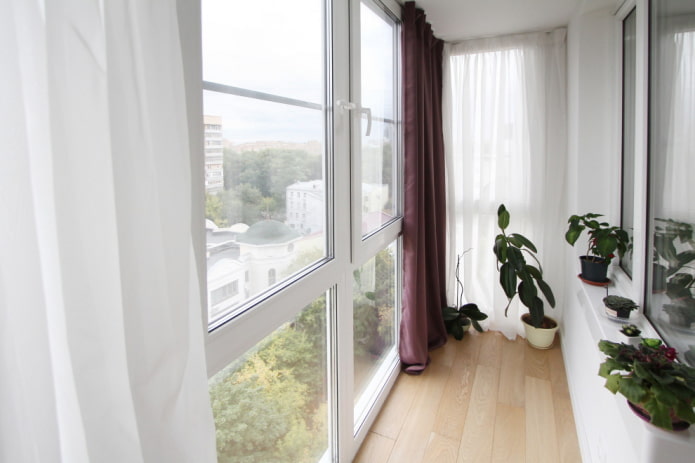 Verglasung eines Balkons in einer Chruschtschowka-Wohnung