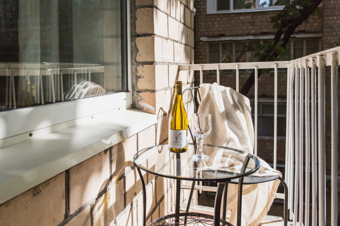offener Balkon in einer Chruschtschow-Wohnung