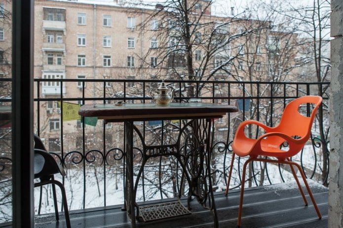 offener Balkon in einer Chruschtschow-Wohnung