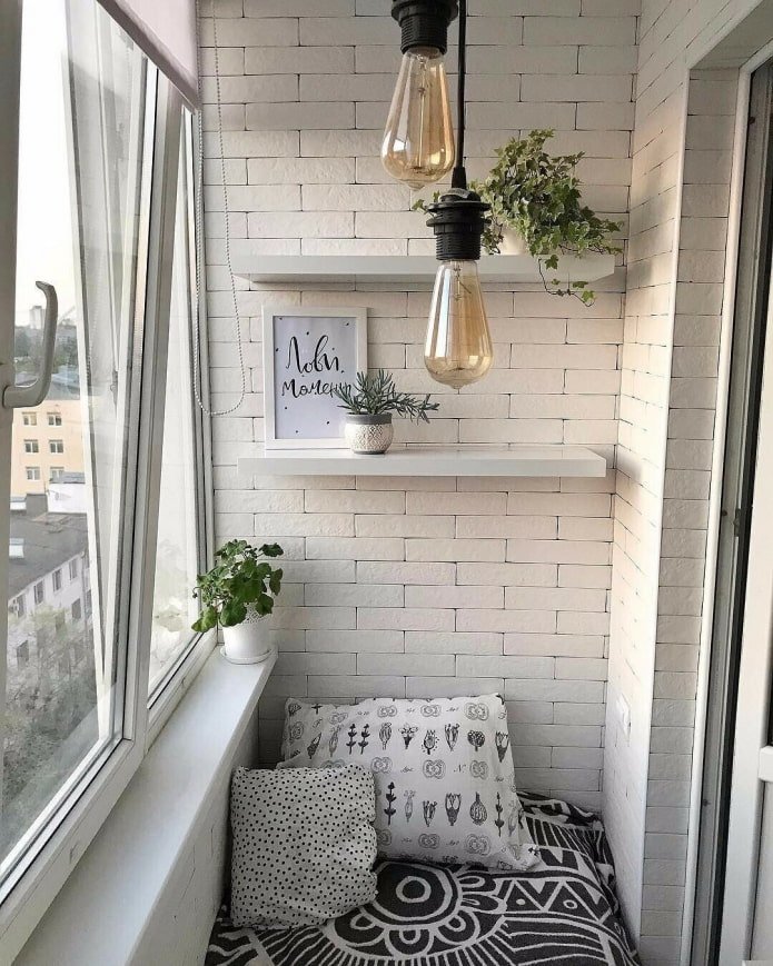 Balkon im Industriestil in hellen Farben