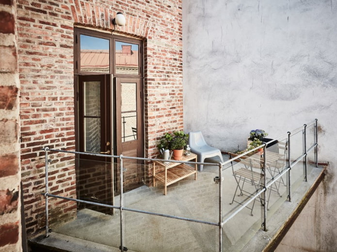 Offener Balkon im Loft-Stil