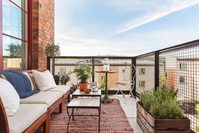 Gemütlicher offener Balkon