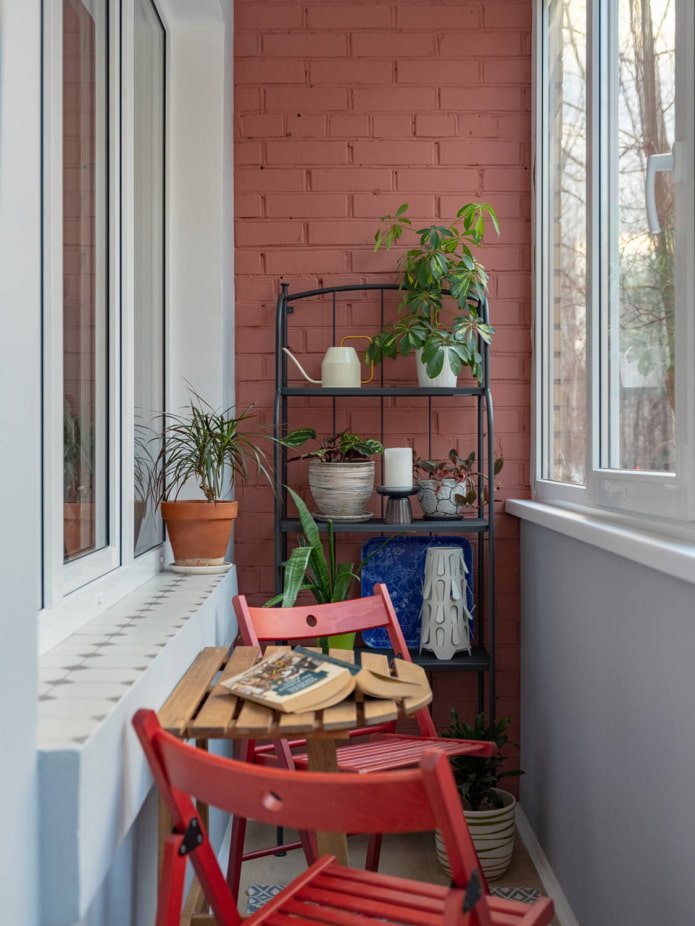 Regal und Sitzbereich auf einem Balkon im Loft-Stil