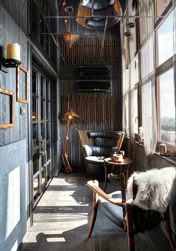 Gemütlicher Balkon in dunklen Tönen