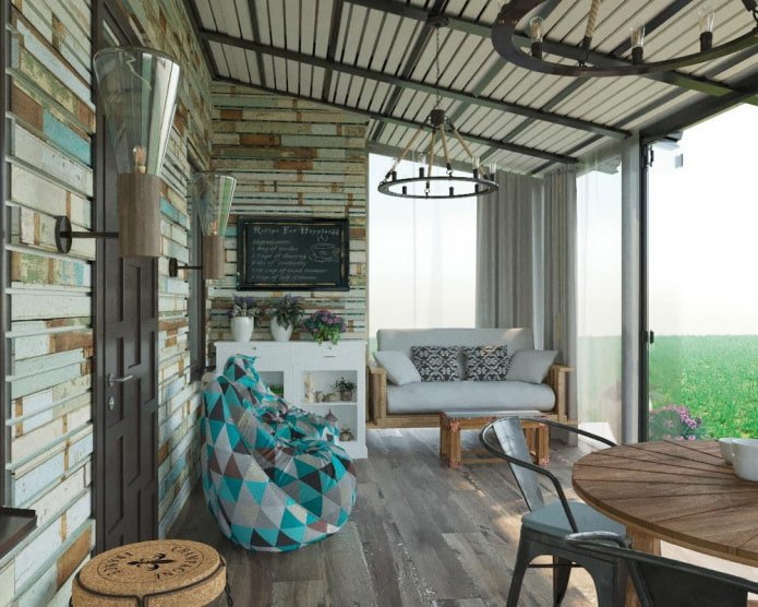 Heller Balkon im Loft-Stil