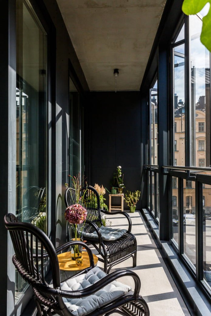 Schwarzer Balkon im Loft-Stil