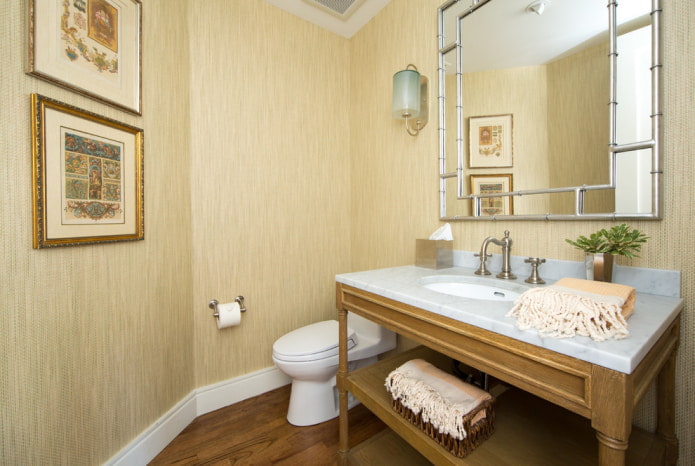 Beige Bambustapete im Badezimmer