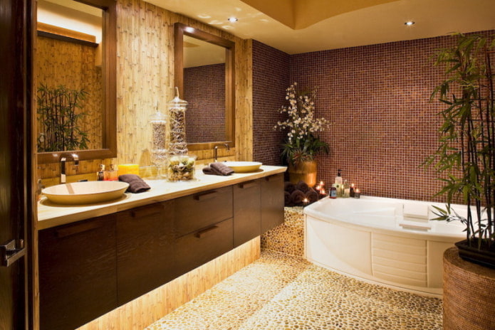 Fliesen und Bambus im Badezimmer