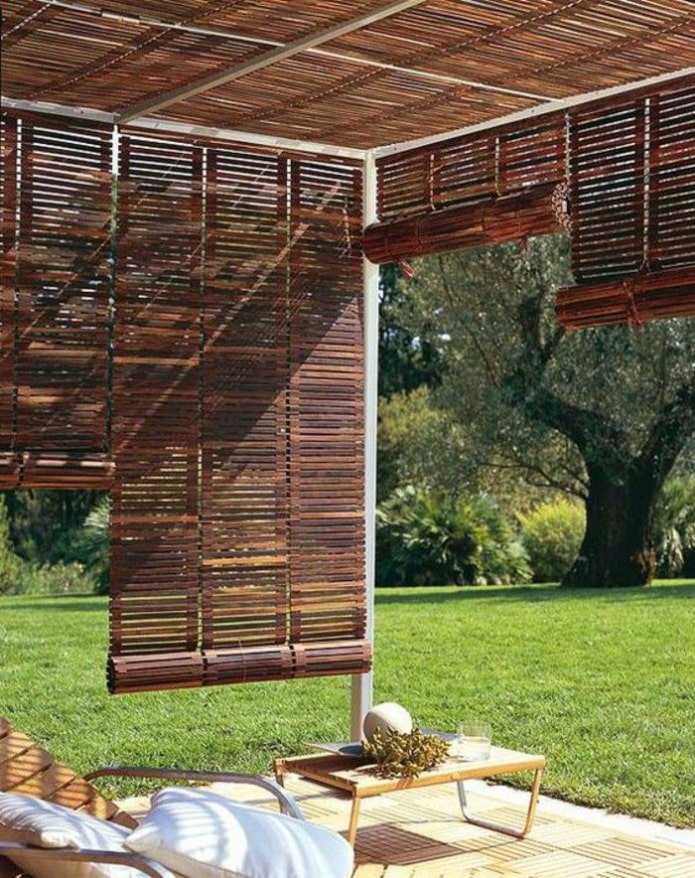 Bambusrollos in einem Pavillon