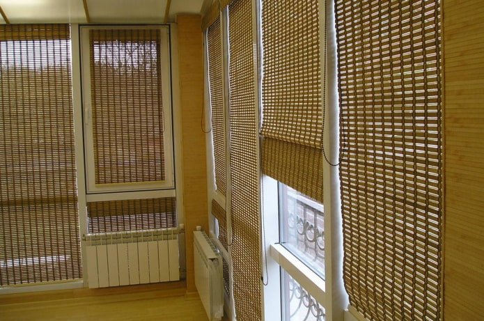 Bambusrollos auf dem Balkon
