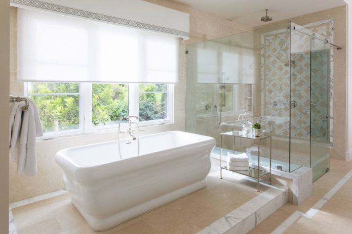 weißes starres Lambrequin im Badezimmerinterieur