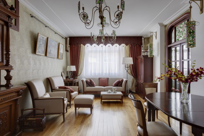 starres Lambrequin in einem klassischen Interieur