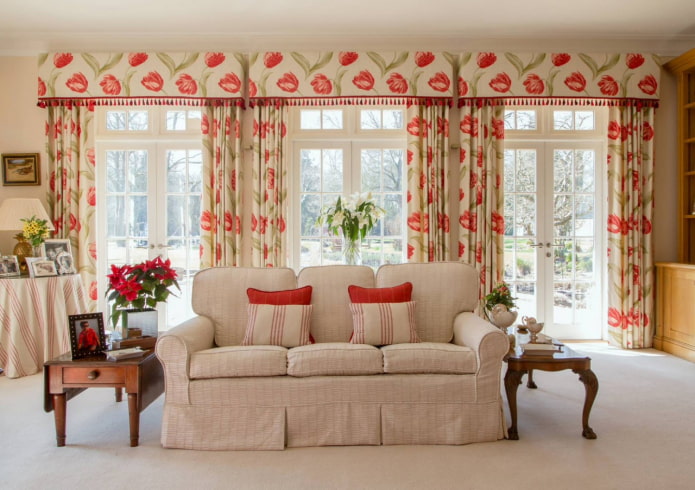 Harte Lambrequins mit Blumen im Wohnzimmer